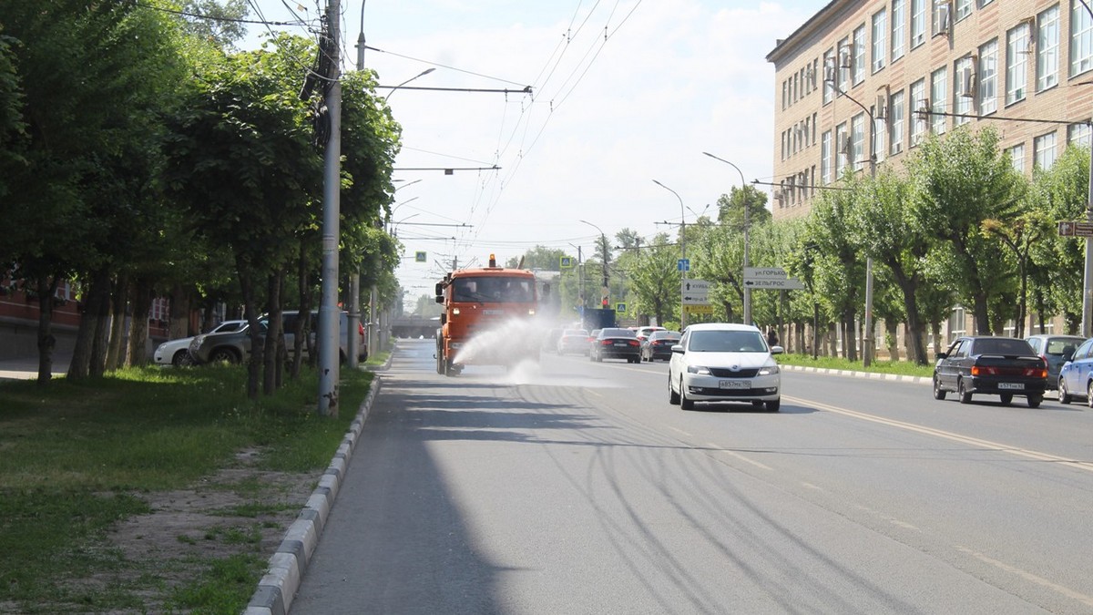 Из-за жары дороги в Рязани начали поливать водой | 31.05.2024 | Рязань -  БезФормата