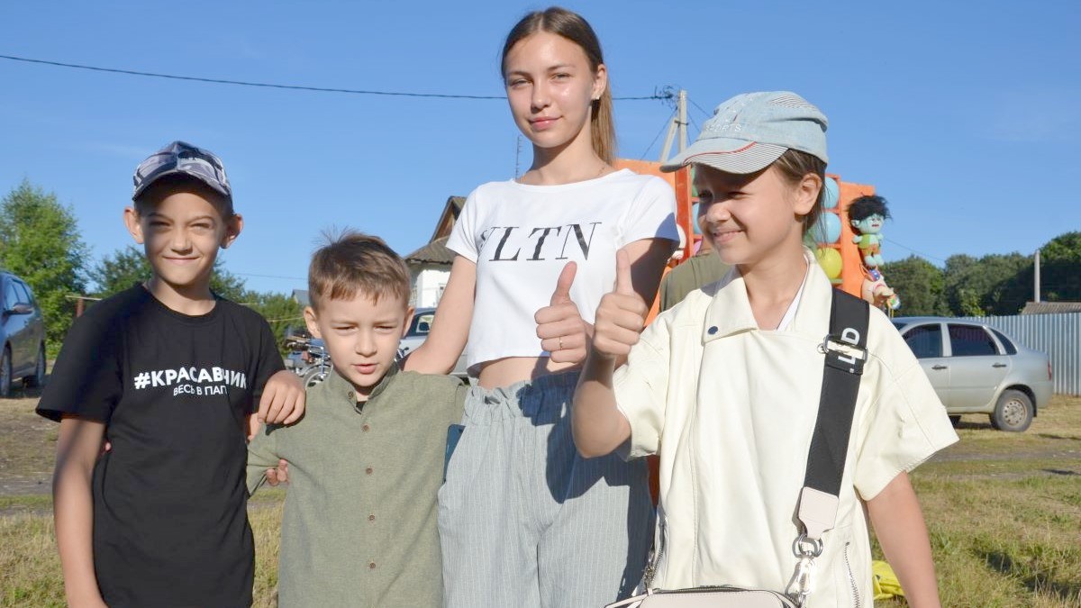 На празднике в чучковском селе Пертово пели, ели уху и делали фигуры из