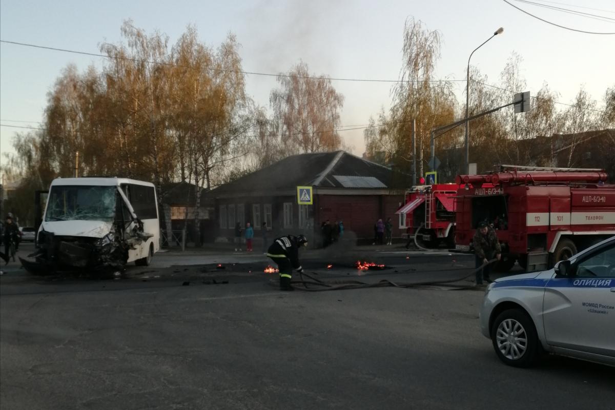 В центре Шацка после столкновения с автобусом загорелась фура | 28.04.2022  | Рязань - БезФормата