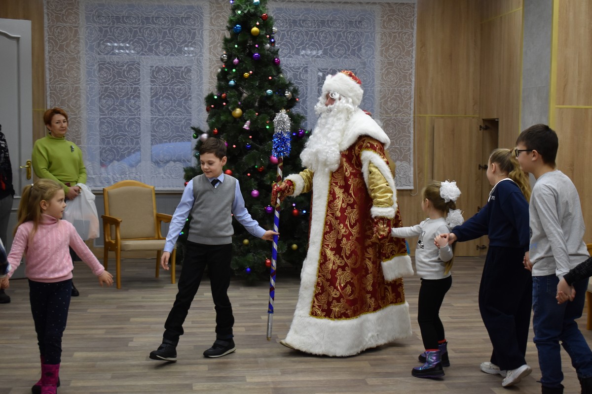 детская елка. жители челябинской области. 20 тысяч детям мобилизованных к новому году. подарок на новый год. подарки деда мороза.