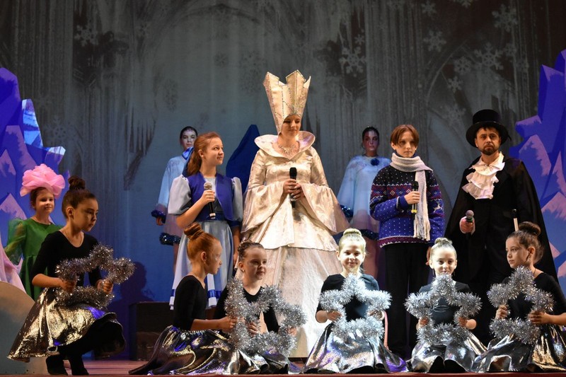 Новогодний спектакль для детей. Опера щедрина рождественская сказка. Новогодний спектакль для детей. Кукольный театр новогоднее представление. Театральный костюм елка.