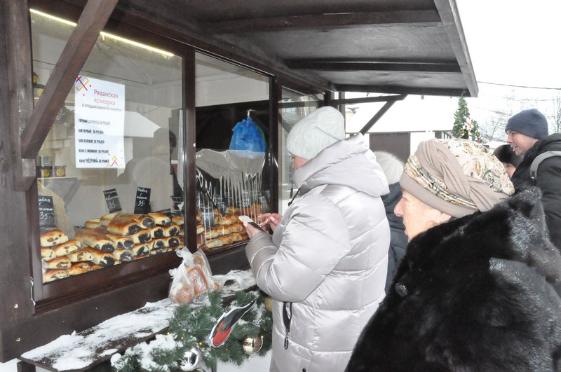 Городок ярмарка. Торговый городок Рязань ярмарка. Продавец на новогодней Ярмарке. Ярмарка Рязань. Рождественская ярмарка продавцы.