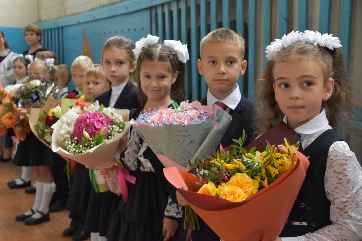 Классе 2018. Мурминская средняя школа 2018. Мурминская средняя школа 1 сентября 2018. Первоклассник идет в школу. Мурминская школа фото.