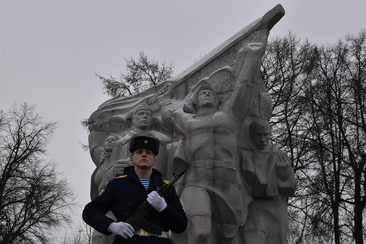 Памятник героям Сталинградской битвы. Памятники в честь Сталинградской битвы. Памятники в честь Победы. Памятник Победы Рязань. 70 летии сталинградской битвы