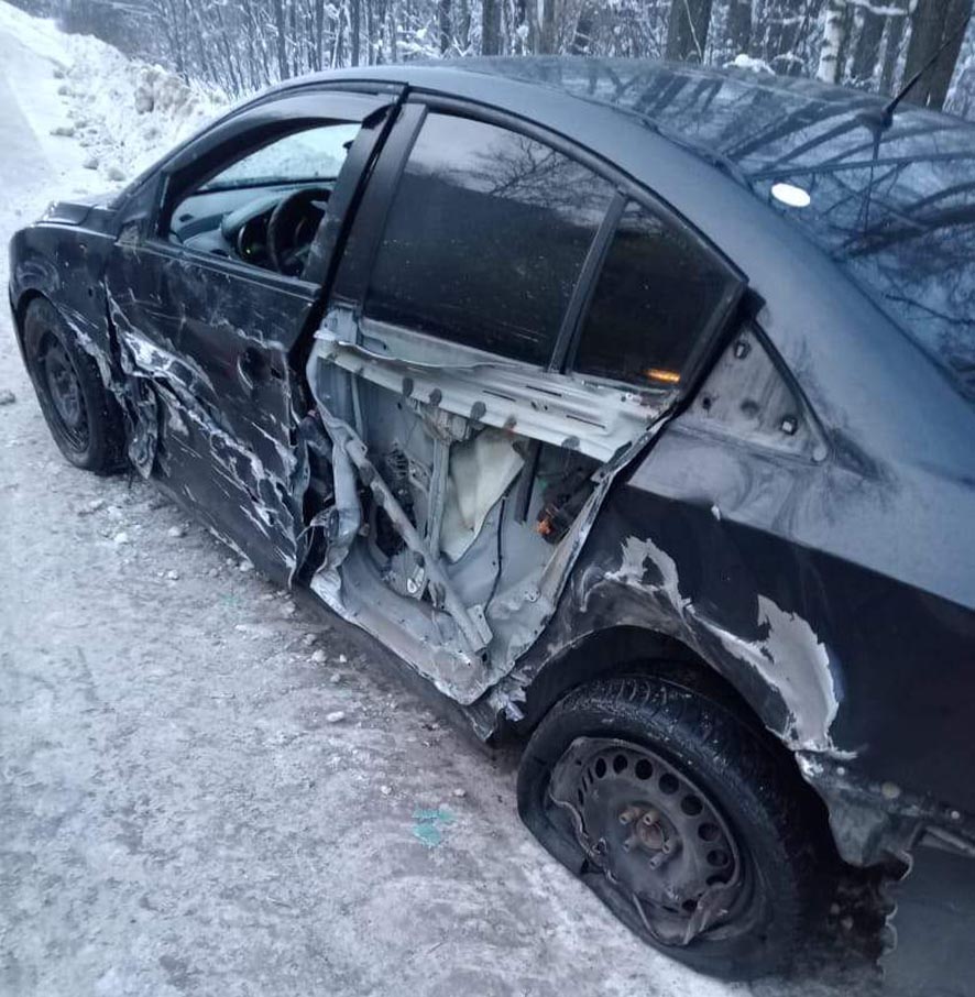 Chevrolet Cruze врезался сразу в два грузовика в Путятинском районе |  21.01.2022 | Рязань - БезФормата