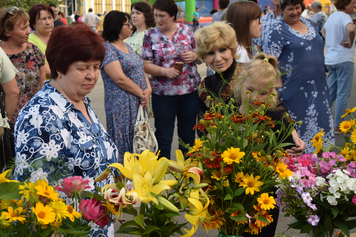 День города спасск рязанский. День цветов в Спасске Рязанском. Праздник цветов Спасск Рязанский. Праздники цветов в мире.