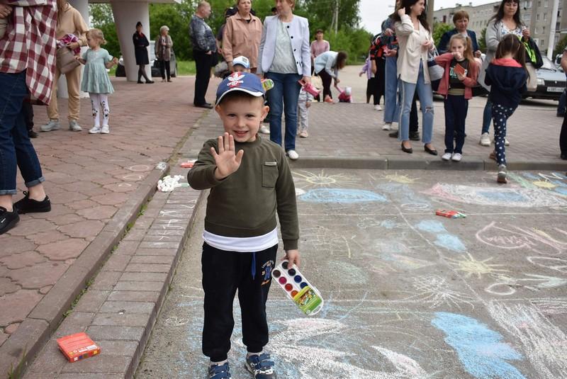 День защиты детей волгоград. Мальчик и девочка 1 июня. Осенники мальчики праздник. Девочку 8 лет защитил мальчик. 7 Мальчиков и 1 девочка Владикавказ.