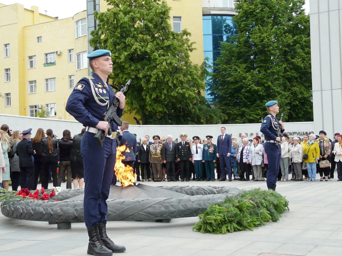 К мемориалу на площади Победы в Рязани возложили цветы и гирлянды |  22.06.2022 | Рязань - БезФормата