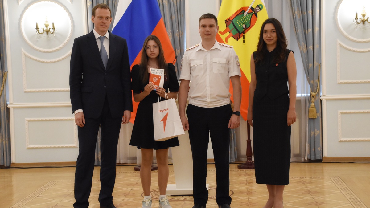 Губернатор Павел Малков вручил паспорта юным рязанцам | 11.06.2024 | Рязань  - БезФормата