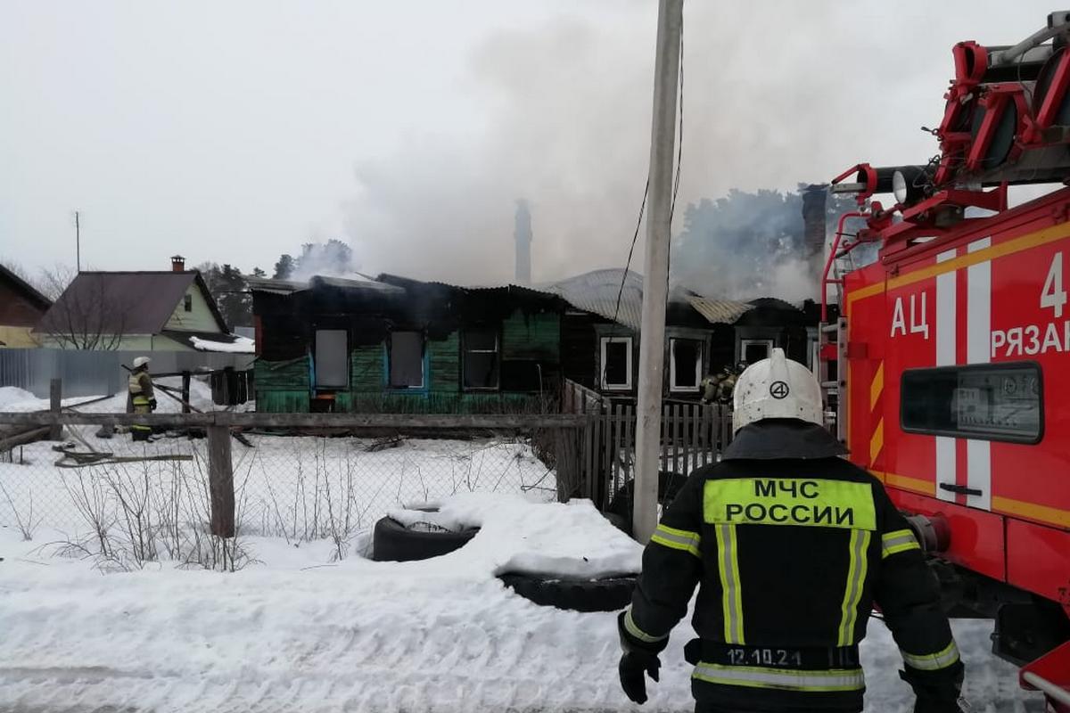 В Рязанском районе сгорел деревянный дом на три семьи | 13.03.2022 | Рязань  - БезФормата