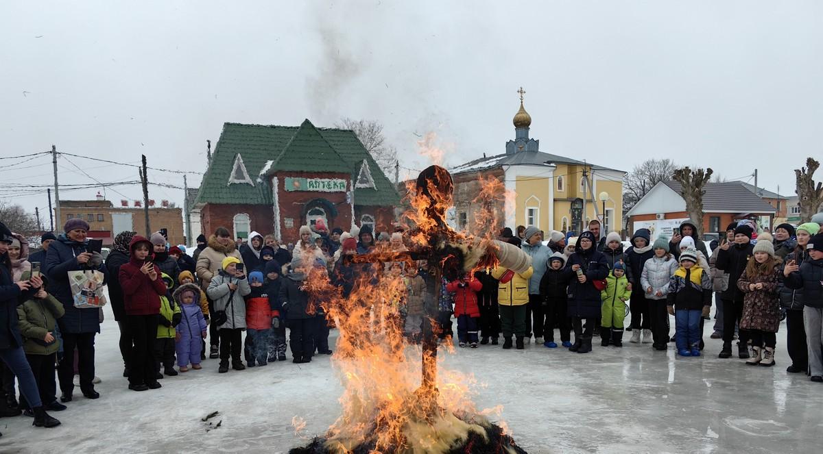 На главной площади поселка Ухолово сожгли чучело Масленицы | ИЗДАТЕЛЬСТВО  «ПРЕССА»