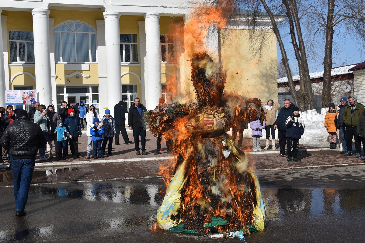 В Спас-Клепиках проводили Зиму | 16.03.2024 | Рязань - БезФормата