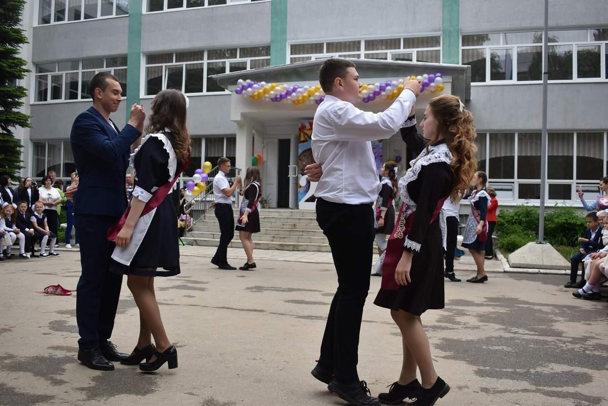 В Шиловской школе № 2 последний звонок прозвучал для 66 выпускников |  23.05.2023 | Рязань - БезФормата