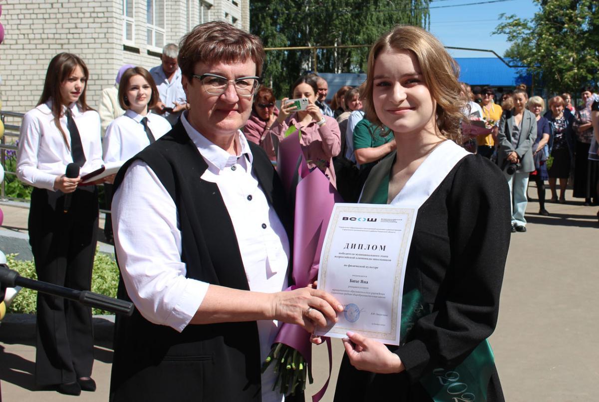 В школах Сараевского района прозвенели последние звонки | 24.05.2024 |  Рязань - БезФормата