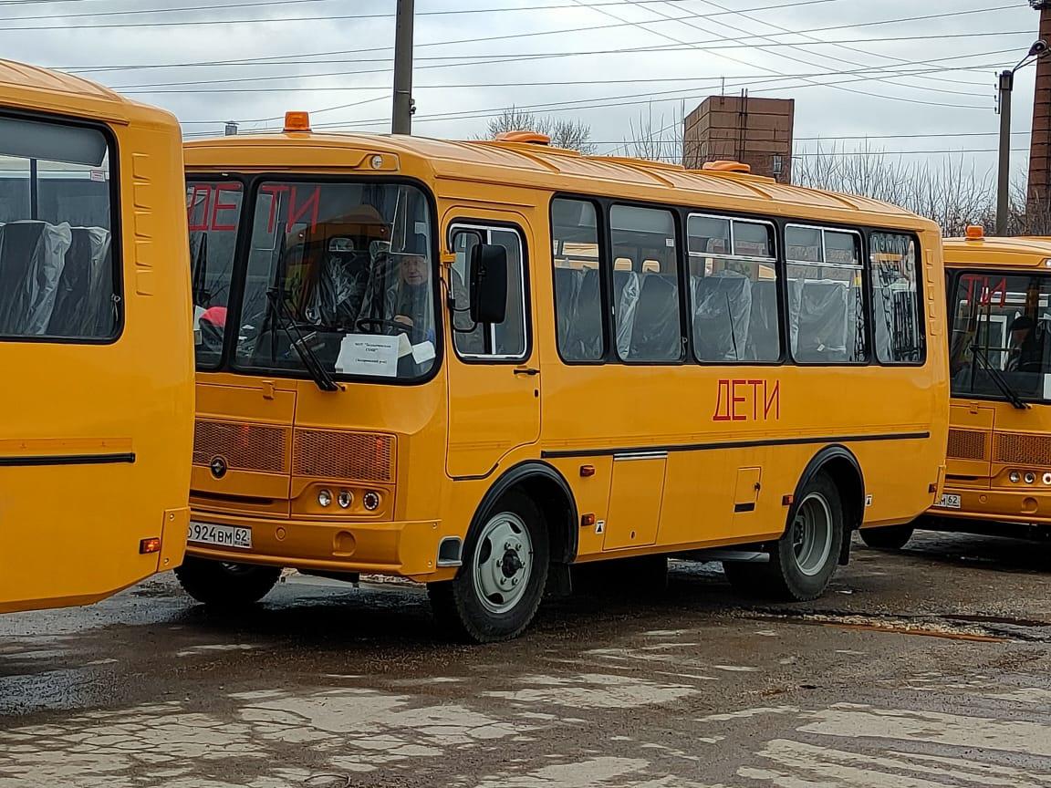 Безлыченская средняя школа Захаровского района получила новый автобус |  16.11.2021 | Рязань - БезФормата