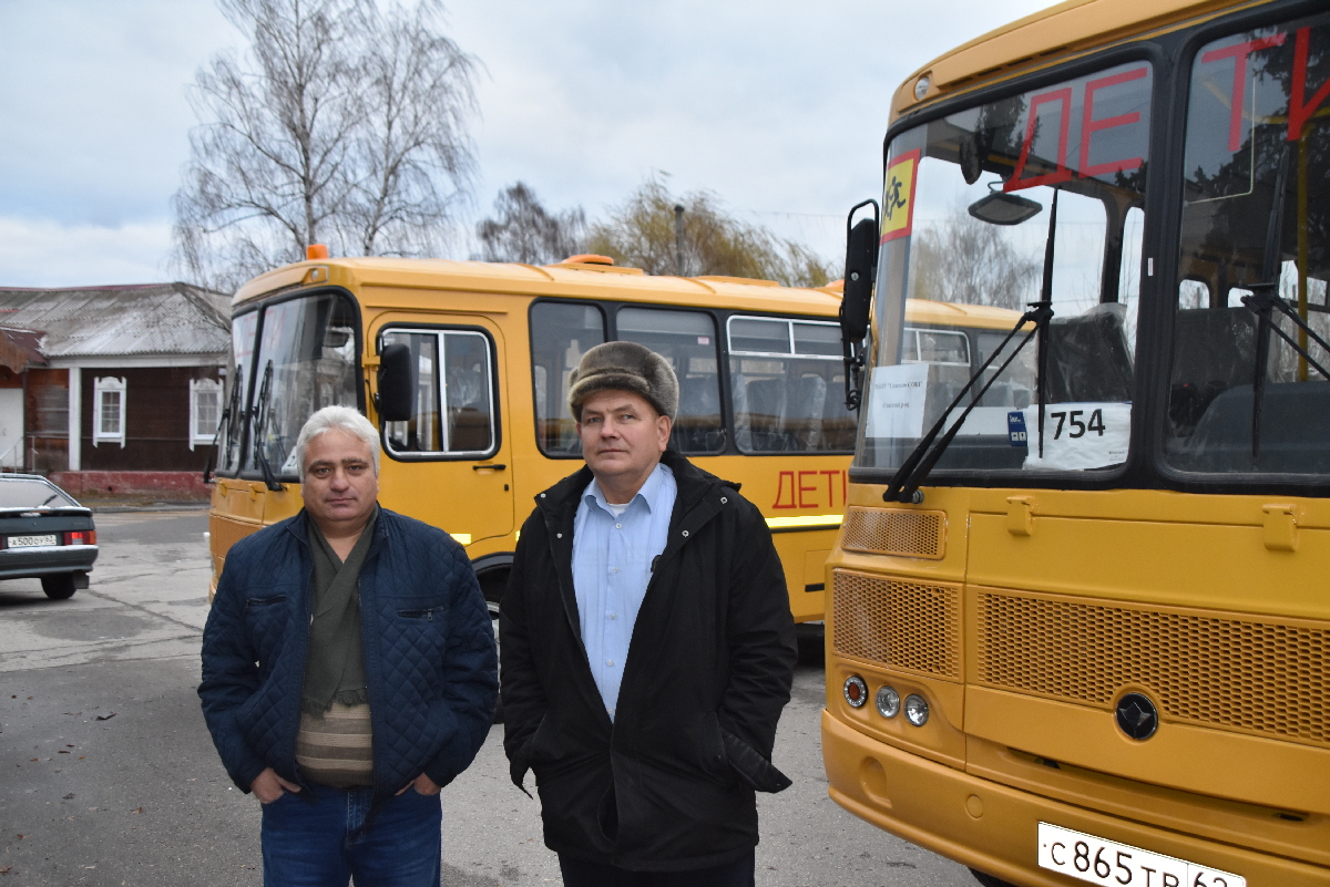 Новые комфортабельные автобусы получили две школы Спасского района |  15.11.2021 | Рязань - БезФормата