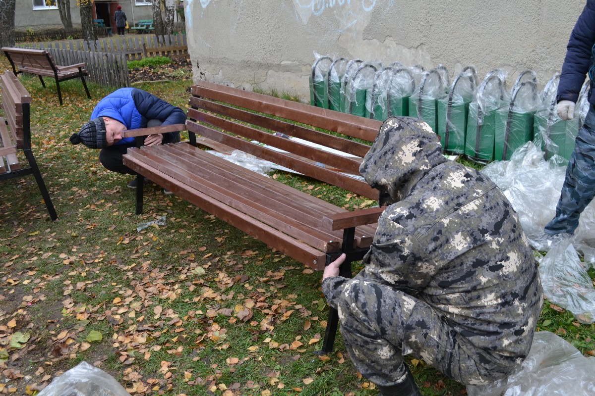 В Старожилове возле подъездов установили новые лавочки и урны по  муниципальной программе «Городская среда» | 01.11.2022 | Рязань - БезФормата