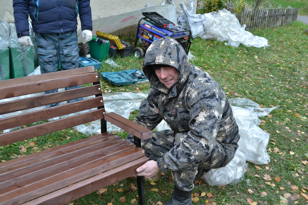 В Старожилове возле подъездов установили новые лавочки и урны по  муниципальной программе «Городская среда» | 01.11.2022 | Рязань - БезФормата