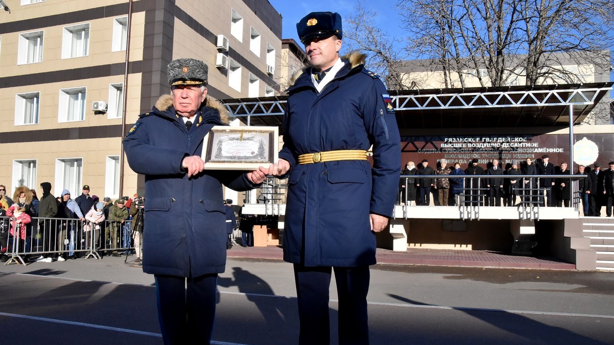 Рязанскому военно-воздушному десантному командному училищу 104 года |  13.11.2022 | Рязань - БезФормата