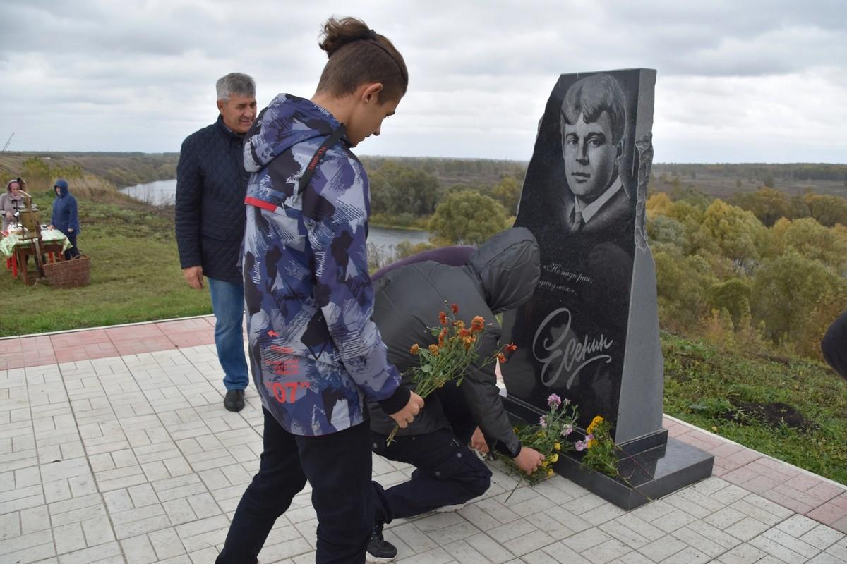 В Сасовском районе отметили 127-ю годовщину со дня рождения Сергея Есенина  | 04.10.2022 | Рязань - БезФормата