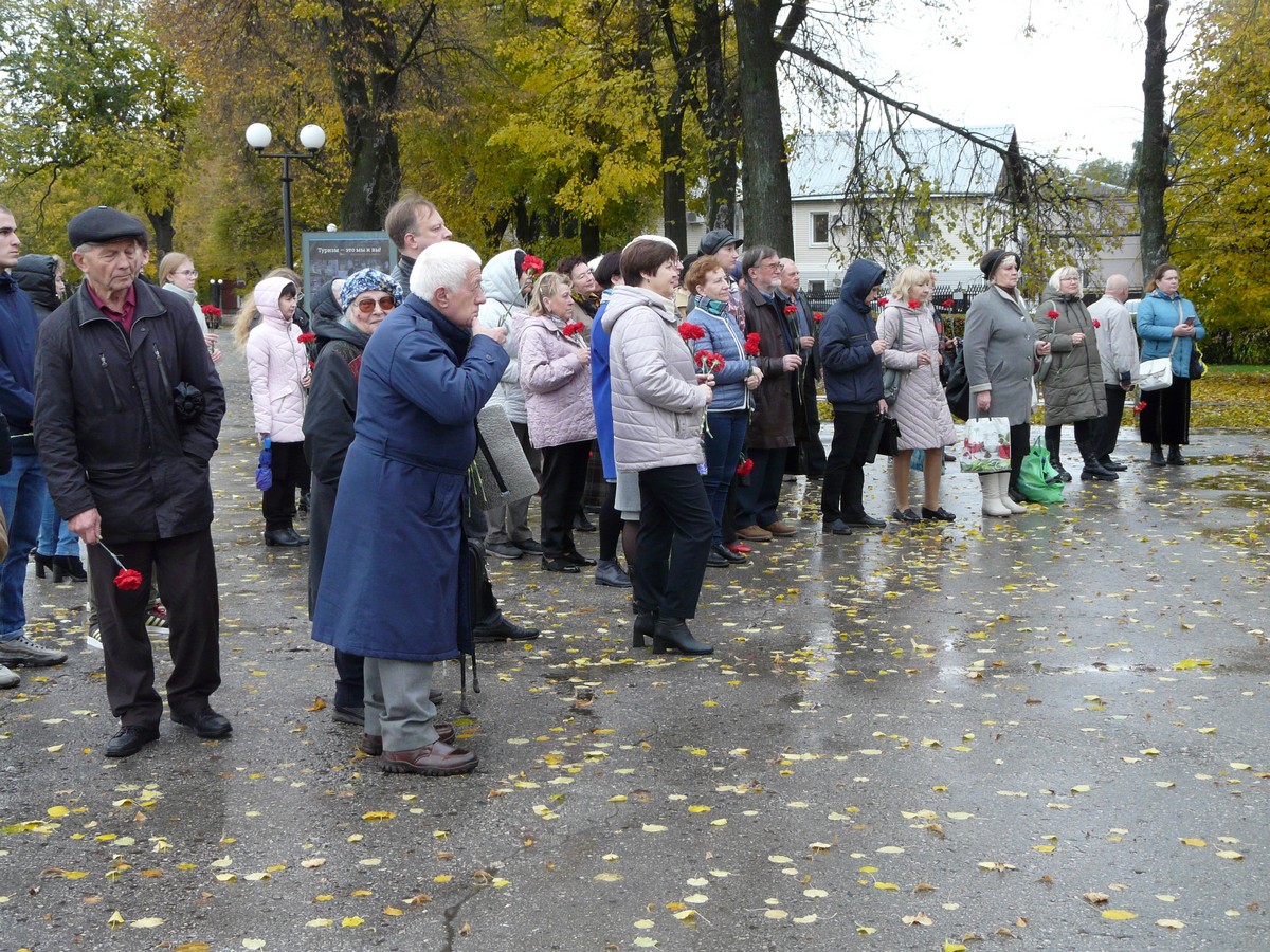 В Рязани день рождения Сергея Есенина отметили поэтическим митингом |  03.10.2022 | Рязань - БезФормата