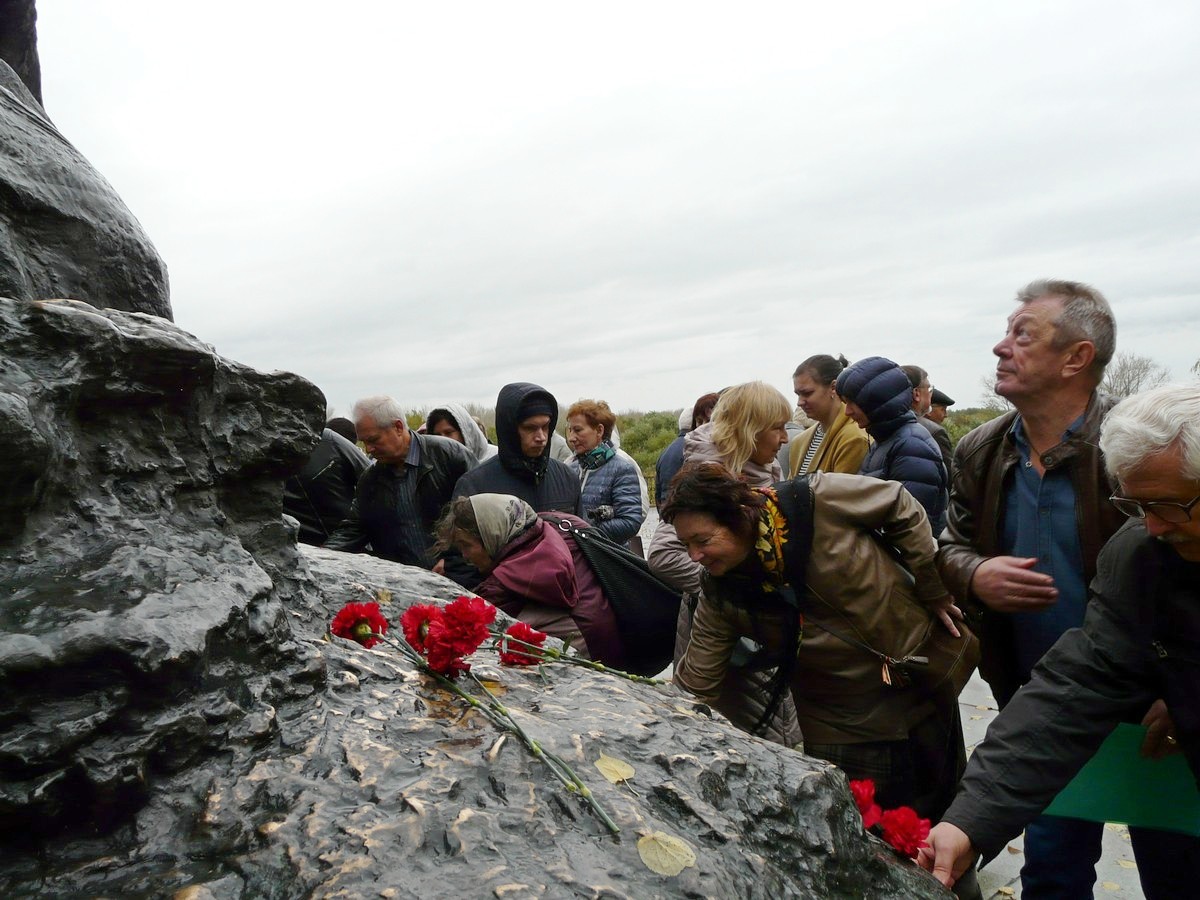 В Рязани день рождения Сергея Есенина отметили поэтическим митингом |  03.10.2022 | Рязань - БезФормата