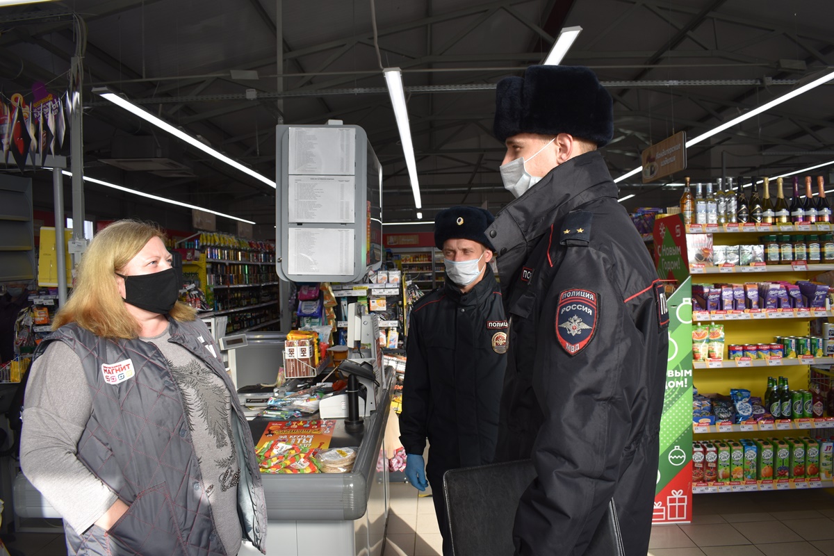 Полицейские проверяют телефоны. Сараевская полиция. Полиция проверка продуктов. Полиция проверяет холодильник. Кыргызстанцев проверяет полиция.