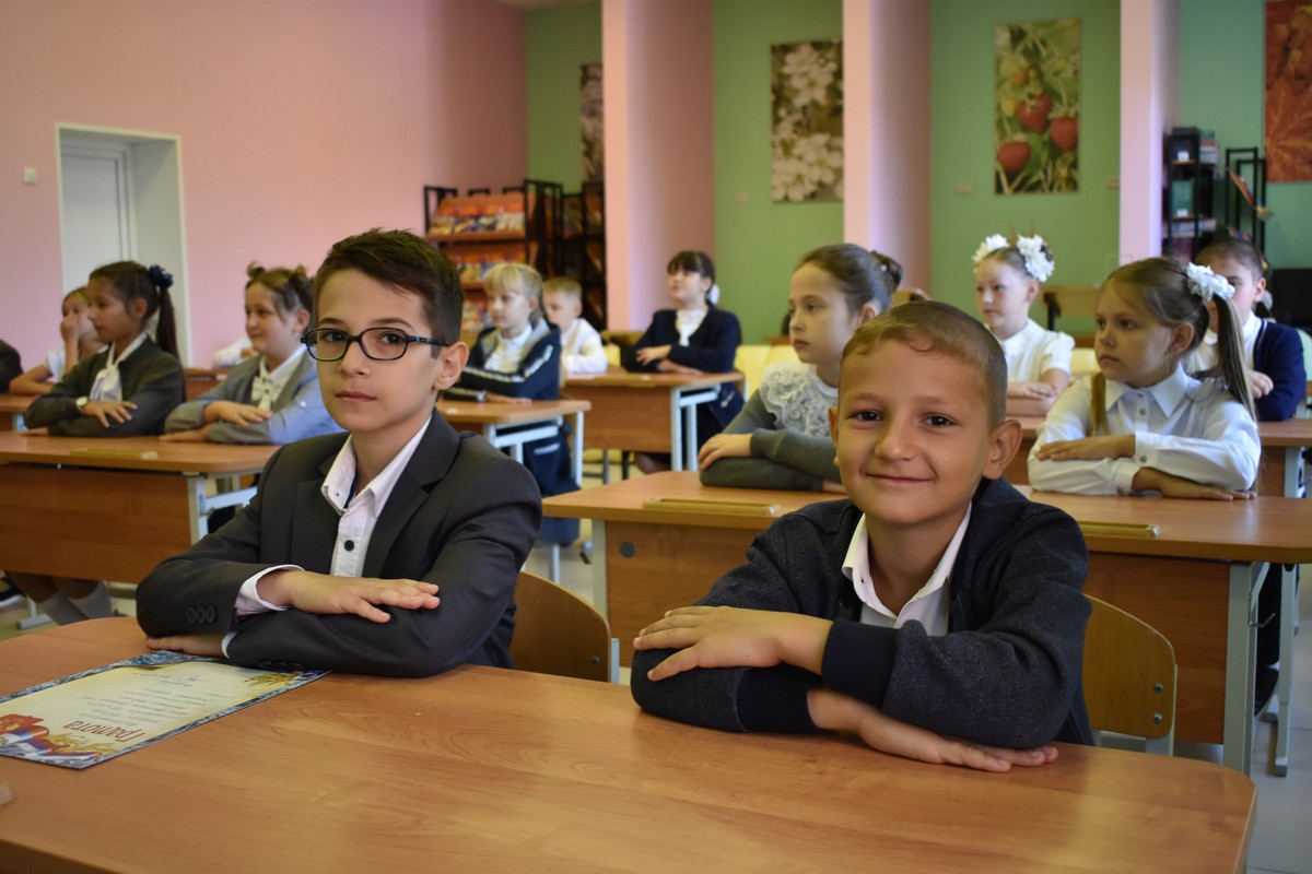 В 6 лет в школу пошел. Девочки в школе. В 6 лет в школу пошел. Девчонки 1 сентября на линейке в школе. Дети первый класс.