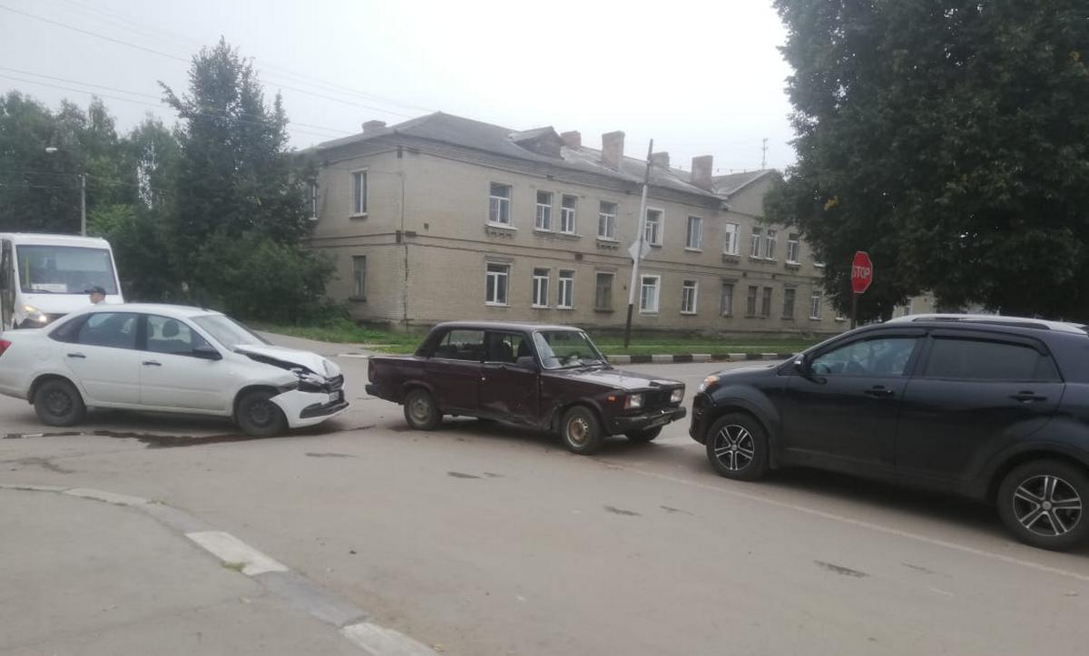 В Кораблине столкнулись три автомобиля. Предположительно, виновник –  83-летний водитель | 03.09.2021 | Рязань - БезФормата