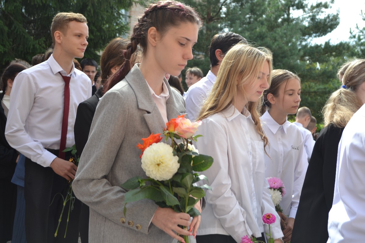 ДВЕ ПАМЯТНЫЕ ДОСКИ ВЫПУСКНИКАМ, ПОГИБШИМ В СВО, УСТАНОВИЛИ В ПРОНСКОЙ ШКОЛЕ