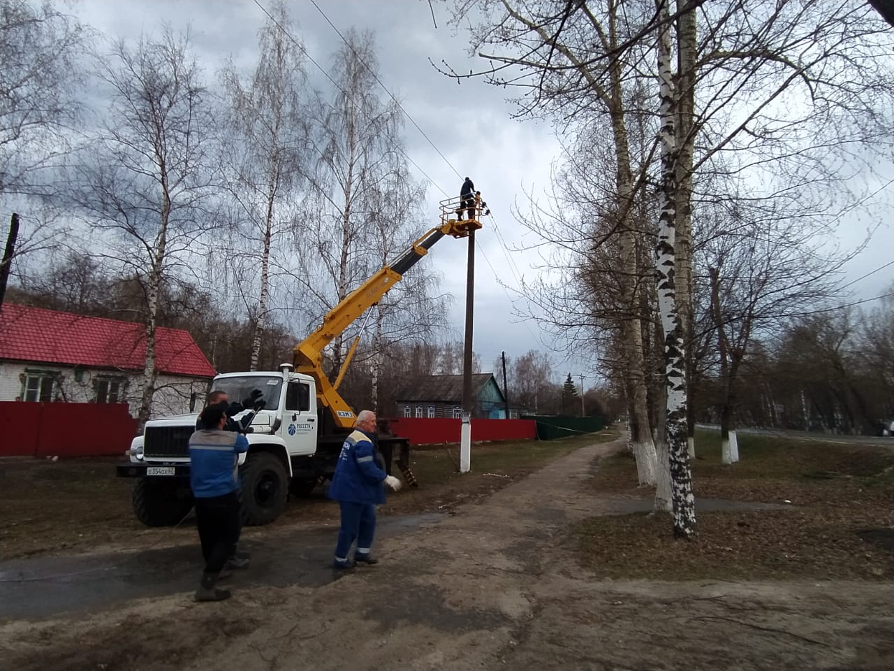 Ураган в Пронском районе забросил теплицу на дерево и повалил деревья -