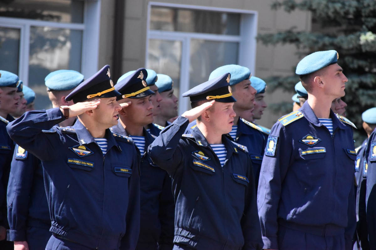 Рязанское воздушно десантное училище отзывы. Начальник училища ВДВ Рязань Евкодимов. Начальник РВВДКУ Евкодимов. Начальник десантного училища Рязань. Сердюков ВДВ Рязань.